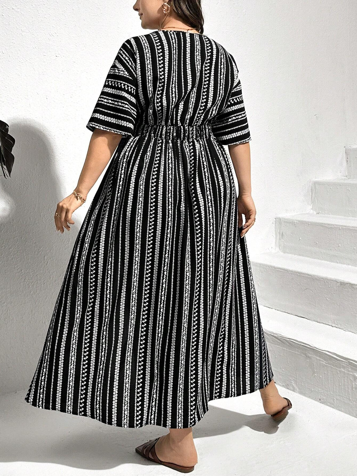 Vestido Essence Plus Size com Decote em V e Estampa