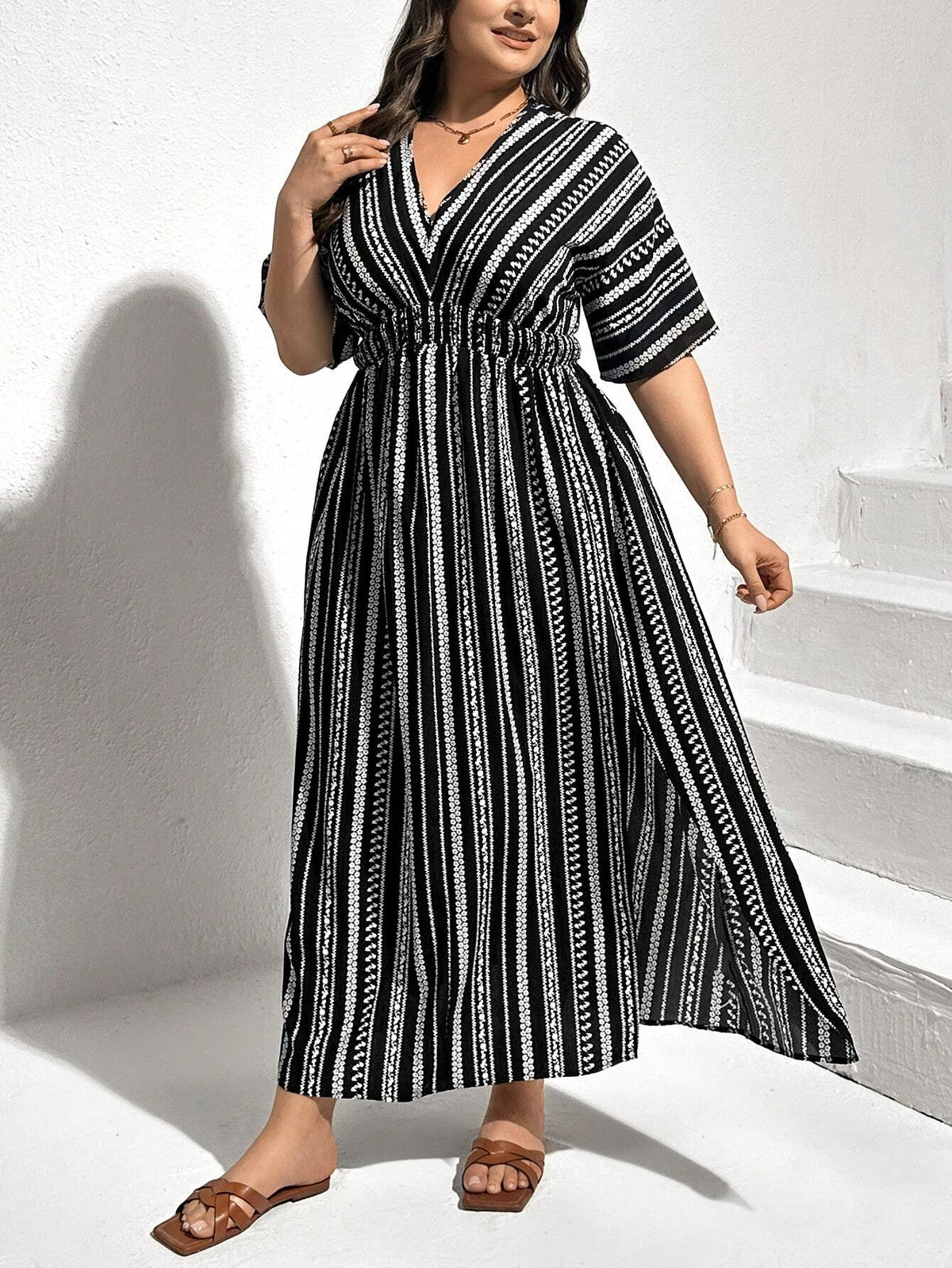 Vestido Essence Plus Size com Decote em V e Estampa